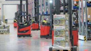Carretilla retráctil de Linde en acción en Seifert Logistics en Ulm Carretilla retráctil de Linde en acción en Seifert Logistics en Ulm
