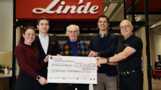 Donación de Staplercup hilft e. V. ayuda a Aschaffenburger Kinderträume Cinco personas sujetan juntas un gran cheque dirigido por Linde a Aschaffenburger Kinderträume por valor de 10.000 euros.