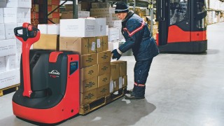 Transpaleta Linde con batería de iones de litio en cámara frigorífica Carretilla Linde con batería de litio-ion en cámara frigorífica