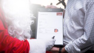Papa Noel firma el contrato de alquiler carretillas PREPARADOS_1