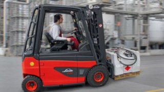 Las carretillas antideflagrantes de Linde Material Handling combinan las acreditadas ventajas de las carretillas de serie con completas medidas de protección contra explosiones conforme a las directrices de producto ATEX. Las carretillas antideflagrantes de Linde Material Handling combinan las acreditadas ventajas de las carretillas de serie con completas medidas de protección contra explosiones conforme a las directrices de producto ATEX.