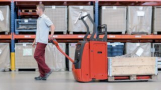 transpaleta eléctrica equipada en almacén transpaleta eléctrica equipada en almacén