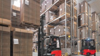 carretillas elevadoras eléctricas en almacén de pasillos estrechos