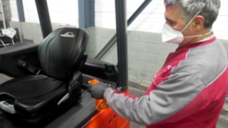 Limpieza de Carretillas con desinfectante Limpieza de Carretillas con desinfectante