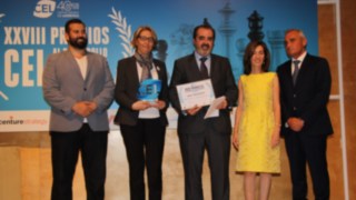 Jaime Gener, director Gerente de linde hace entrega del Premio CEL empresa