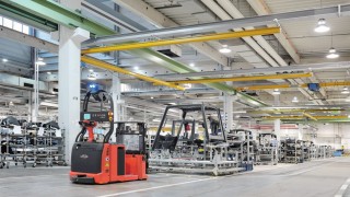 Vehículo robotizado Linde trabajando Vehículo robotizado Linde trabajando