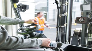 El secreto del éxito de Linde Material Handling: innovaciones. El Linde Safety Guard en el interior de una carretilla